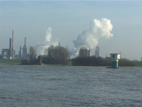 Duisburg : Blick über den Rhein und auf das Stahlwerk Thyssen AG